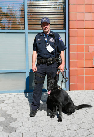 FLUSHING, NY- SEPTEMBER 8  NYPD transit bureau K-9 police officer and German Shepherd  K-9 Taylor providing security at National Tennis Center during US Open 2013 on September 8, 2013 in Flushing のeditorial素材