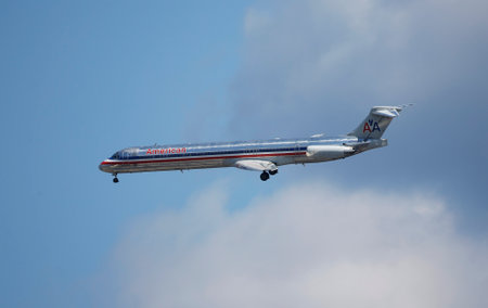 NEW YORK - SEPTEMBER 8 American Airlines McDonnell Douglas MD-83 in New York sky before landing in La Guardia Airport on September 8, 2013 In 2013 the American Airlines fleet consists of 621 aircraftのeditorial素材