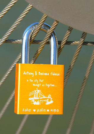 BROOKLYN, NEW YORK - OCTOBER 1  Love lock at the Brooklyn Bridge on October 1, 2013 in Brooklyn, New York  Ritual of affixing padlocks, as symbol of love, to bridge is spread in Europe from 2000s のeditorial素材