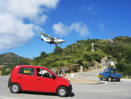 ST  BARTS, FRENCH WEST INDIES - JANUARY 14  Risky plane landing at St Barts airport on January 14, 2004  At 2133 ft its runway is one of the shortest in the world のeditorial素材