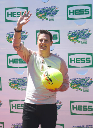 NEW YORK - AUGUST 24   American actor, producer, and Nickelodeon game show host Jeff Sutphen attends Arthur Ashe Kids Day 2013 at Billie Jean King National Tennis Center on August 24, 2013 in New Yorkのeditorial素材