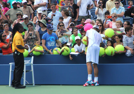 NEW YORK - AUGUST 25 Grand Slam champion Andy Roddick signing autographs after practice for US Open 2012 at Billie Jean King National Tennis Center on August 25, 2012 in New Yorkのeditorial素材