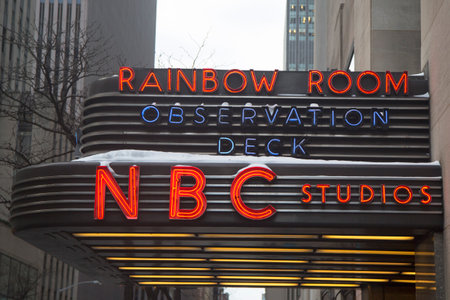 Foto de NEW YORK CITY - JANUARY 26 The famous Rockefeller Center is home to NBC studios, an observation deck, and the upscale nightclub Rainbow Room  on January 26, 2014 in New York City - Imagen libre de derechos