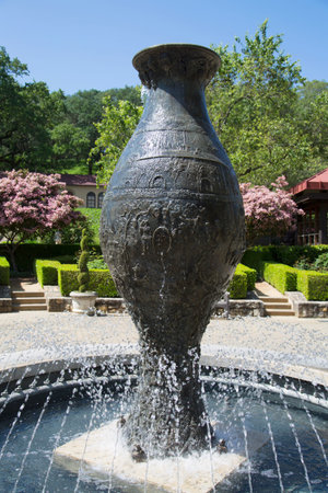 NAPA VALLEY, CA - APRIL 15 Beringer Vineyards fountain in Napa Valley on April 15, 2014 Founded in 1875, Beringer Vineyards is the oldest continuously operating winery in the Napaのeditorial素材