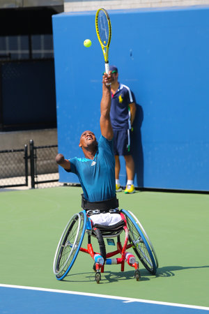NEW YORK - SEPTEMBER 6 Tennis player Lucas Sithole from South Africa during US Open 2014 wheelchair quad singles match at Billie Jean King National Tennis Center on September 6, 2014 in New Yorkのeditorial素材