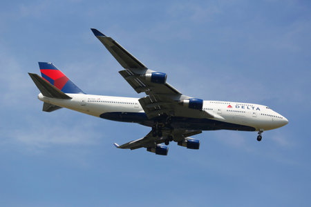 NEW YORK -JULY 8: Delta Airline Boeing 747 in New York sky before landing at JFK Airport on July 8, 2014. The Boeing 747 is a wide-body commercial airliner and the world s most recognizable aircraftのeditorial素材
