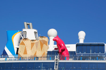 BAYONNE, NEW JERSEY - NOVEMBER 18: Royal Caribbean Cruise Ship Quantum of the Seas with Lawrence Argent\\のeditorial素材