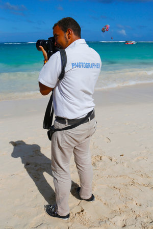 PUNTA CANA, DOMINICAN REPUBLIC - JANUARY 4: Unidentified photographer from Royalton All-inclusive Resort and Casino at the Bavaro beach in Punta Cana on January 4, 2015のeditorial素材