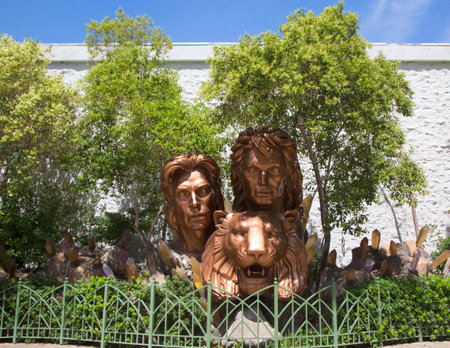 LAS VEGAS, NEVADA - MAY 9, 2014: Siegfried and Roy statue at the The Mirage Casino in Las Vegas. They known for their appearances with white lions and white tigersのeditorial素材