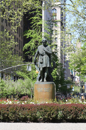 NEW YORK - MAY 7, 2015: Statue of American actor Edwin Booth as Hamlet at Gramercy Park by Edmond T. Quinn in Manhattanのeditorial素材