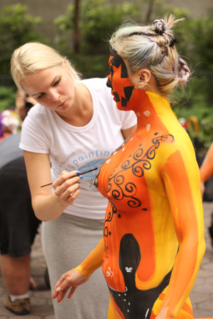 NEW YORK - JULY 18, 2015: Artists paint 100 fully nude models of all shapes and sizes during second NYC Body Painting Day in midtown Manhattan featuring artist Andy Golub in New Yorkのeditorial素材