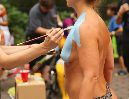 NEW YORK - JULY 18, 2015: Artists paint 100 fully nude models of all shapes and sizes during second NYC Body Painting Day in midtown Manhattan featuring artist Andy Golub in New Yorkのeditorial素材
