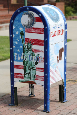 CEDARHURST, NEW YORK -  AUGUST 6, 2015: Flag Drop Box in the front  of the American Legion Post 339 in Long Islandのeditorial素材