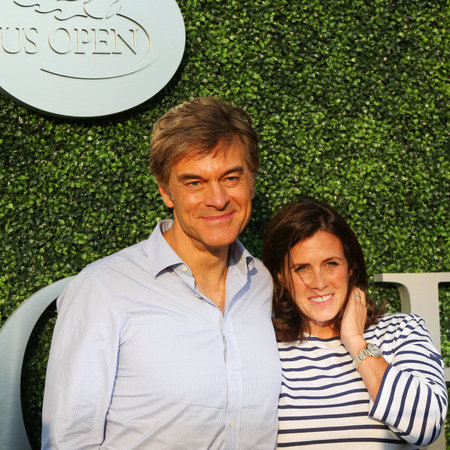 NEW YORK - SEPTEMBER 8, 2015:Dr Mehmet Oz aka Dr Oz and his wife Lisa Oz attend US Open 2015 tennis match between Serena and Venus Williams at USTA Billie Jean King National Tennis Center in New Yorkのeditorial素材