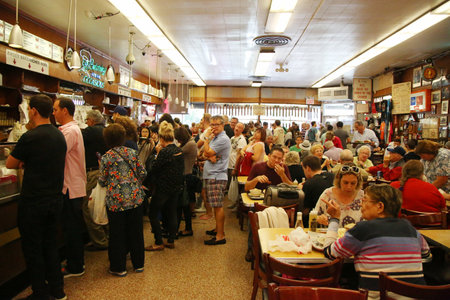 NEW YORK - SEPTEMBER 20, 2015: Historical Katz s Delicatessen full of tourists and locals. Since its founding in 1888, it has become popular among locals and tourists for its pastrami sandwichesのeditorial素材