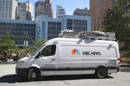 Foto de NEW YORK - SEPTEMBER 24, 2015:WNBC Channel 4 van in Manhattan. WNBC is a television station located in New York City and is the flagship station of the television network - Imagen libre de derechos