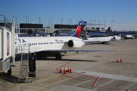CHICAGO, ILLINOIS - OCTOBER 25, 2015: Delta Airlines plane at the gate at O Hare International Airport in Chicagoのeditorial素材