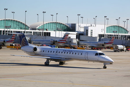 CHICAGO, ILLINOIS - OCTOBER 25, 2015: United Express Embraer plane on tarmac at O Hare International Airport in Chicagoのeditorial素材
