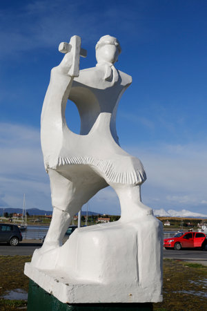 USHUAIA, ARGENTINA - APRIL 2, 2015: Modern statue to the Mapuche saint, Manuel Pie de Piedra, by Ellero Jose in Ushuaia, Argentinaのeditorial素材
