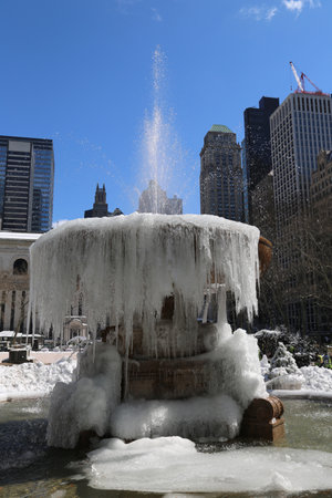 NEW YORK - MARCH 16, 2017: Frozen fountain in Bryant Park, Midtown Manhattanのeditorial素材