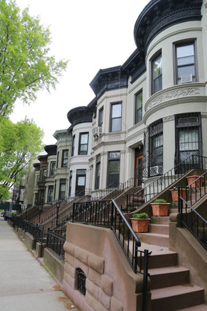 BROOKLYN, NEW YORK - MAY 11, 2017: New York City brownstones at historic Prospect Heights neighborhood. Prospect Heights is an affluent residential neighborhood within the New York borough of Brooklynのeditorial素材