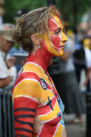 NEW YORK - JULY 22, 2017: Artists paint 100 fully nude models of all shapes and sizes during 4th NYC Body Painting Day featuring artist Andy Golub on Washington Square in New Yorkのeditorial素材