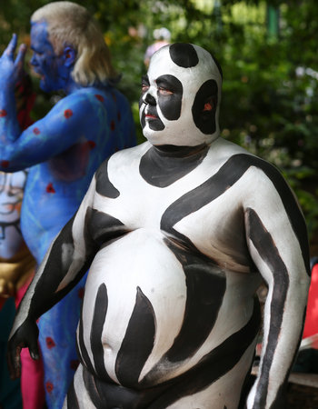 NEW YORK - JULY 22, 2017: Artists paint 100 fully nude models of all shapes and sizes during 4th NYC Body Painting Day featuring artist Andy Golub on Washington Square in New Yorkのeditorial素材
