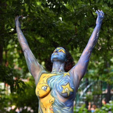 NEW YORK - JULY 22, 2017: Artists paint 100 fully nude models of all shapes and sizes during 4th NYC Body Painting Day featuring artist Andy Golub on Washington Square in New Yorkのeditorial素材