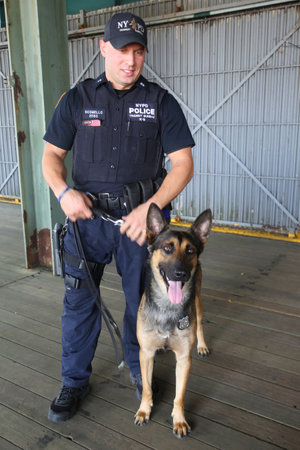 NEW YORK - SEPTEMBER 5, 2017: NYPD counter terrorism bureau K-9 police officer and K-9 dog providing security in New Yorkのeditorial素材