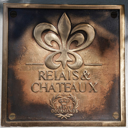 OAKHURST, CALIFORNIA - SEPTEMBER 18, 2017: Relais & Chateaux Relais Gourmands sign in The Elderberry House restaurant. Relais & ChÃ¢teaux is a collection of gourmet restaurants and boutique hotelsのeditorial素材