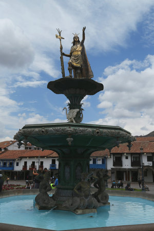 CUSCO, PERU - OCTOBER 4, 2016: Statue of the Inca Pachacutec over the fountain at the Plaza de Armas in Cuzco, Peruのeditorial素材
