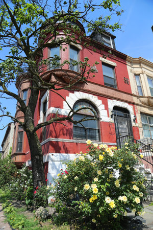 BROOKLYN, NEW YORK - MAY 26, 2016: The Alice and Agate Courts Historic District in Brooklyn. Designed by Brooklyn architect Walter M. Coots in the Queen Anne style the rows retain  original appearanceのeditorial素材