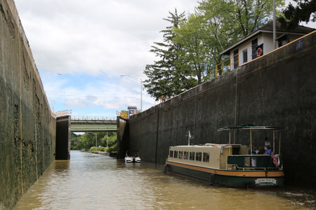PITTSFORD, NEW YORK - JULY 22, 2018: A cruise boat inside a Lock 30 on the Erie Canal in Upstate New Yorkのeditorial素材