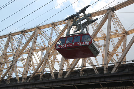 NEW YORK - AUGUST 9, 2018: The famous Roosevelt Island Tramway that spans the East River and connects Roosevelt Island to the Upper East Side of Manhattanのeditorial素材