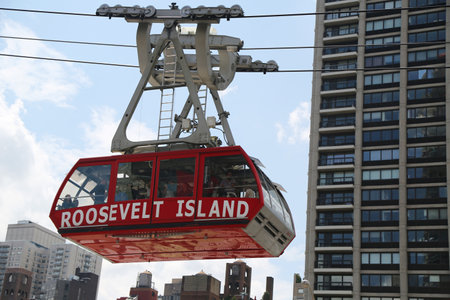 NEW YORK - AUGUST 9, 2018: The famous Roosevelt Island Tramway that spans the East River and connects Roosevelt Island to the Upper East Side of Manhattanのeditorial素材