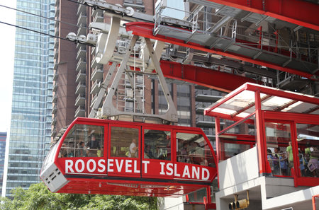 NEW YORK - AUGUST 9, 2018: The famous Roosevelt Island Tramway that spans the East River and connects Roosevelt Island to the Upper East Side of Manhattanのeditorial素材