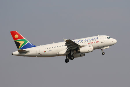 JOHANNESBURG, SOUTH AFRICA - SEPTEMBER 27, 2018: South African Airways Airbus A319 takes off from O. R. Tambo International Airport in Johannesburg, South Africaのeditorial素材