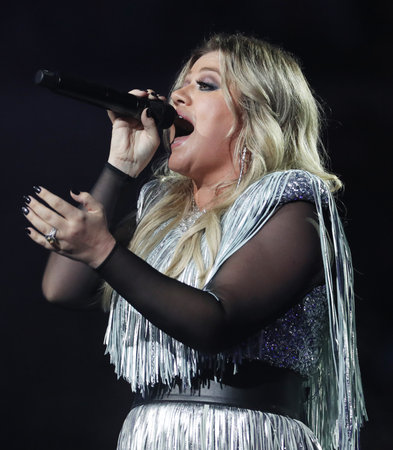 NEW YORK - AUGUST 27, 2018: Grammy Award Winning Superstar Kelly Clarkson sings during 2018 US Open Opening Night Act at National Tennis Center in New Yorkのeditorial素材