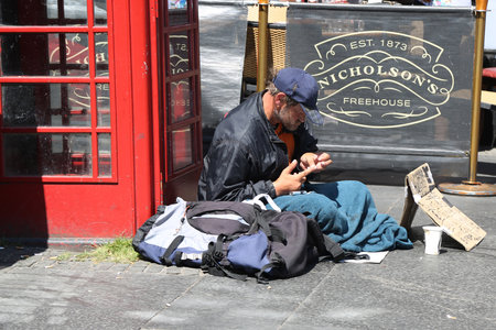 EDINBURGH, SCOTLAND - JULY 7, 2018: Homeless man in Edinburgh, Scotlandのeditorial素材