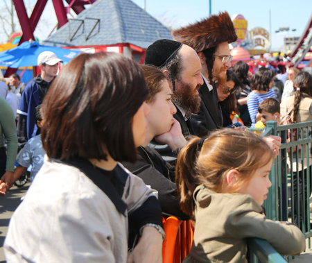 BROOKLYN, NEW YORK - APRIL 23, 2019: Jewish orthodox family enjoy outdoors during Passover at Coney Island in Brooklyn, New Yorkのeditorial素材