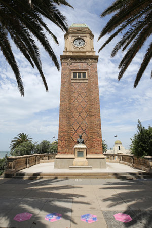 ST KILDA, AUSTRALIA - JANUARY 25, 2019: Clock tower and bronze bust commemorate Carlo Catani in the suburb of St. Kilda in Melbourne.のeditorial素材
