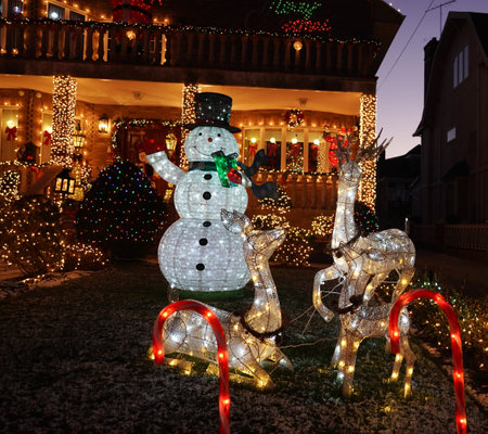 BROOKLYN, NEW YORK - DECEMBER 19, 2019: Christmas house decoration lights display in the suburban Brooklyn neighborhood of Dyker Heightsのeditorial素材