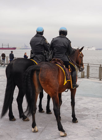 BROOKLYN, NEW YORK - MARCH 30, 2020: New York Police Department mounted unit police officers protect public during USNS Comfort Hospital Ship arrival in Brooklyn, New Yorkのeditorial素材