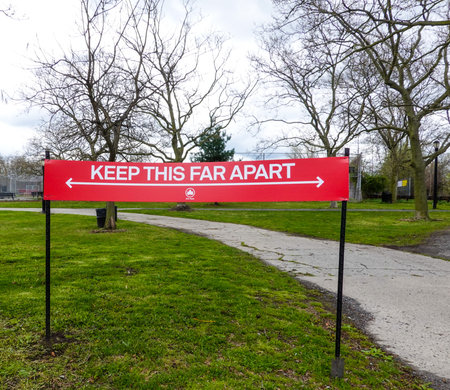 BROOKLYN, NEW YORK - APRIL 18, 2020: Sign by the New York City Parks Department indicates the appropriate measurement for social distancing of six feet at Marine Park in Brooklyn, New Yorkのeditorial素材