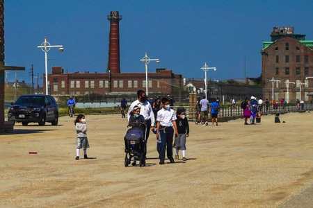 FAR ROCKAWAY, NEW YORK - MAY 15, 2020:  Jewish orthodox family enjoy outdoors during COVID-19 pandemic at the Riis Park boardwalk in Far Rockaway, New Yorkのeditorial素材