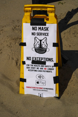 FAR ROCKAWAY, NEW YORK - MAY 15, 2020: "No Mask No Service No Exceptions" sign at a concession stand in Jacob Riis Park in Far Rockaway, New Yorkのeditorial素材