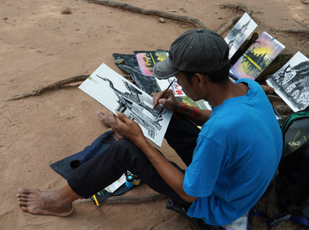 SIEM RIEP, CAMBODIA - NOVEMBER 5, 2019: Artist at the Angkor Thom, Cambodiaのeditorial素材
