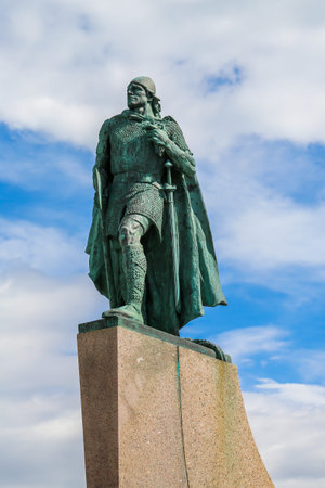 The statue of explorer Leif Erikson in front of Hallgrimskirkja Lutheran parish church in Reykjavik, Iceland. At 73 meters, it is the largest church in Iceland and among the tallest structures in Icelのeditorial素材