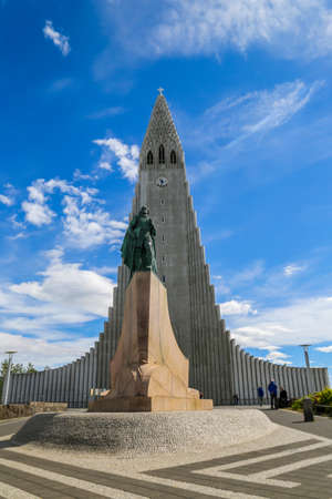 The statue of explorer Leif Erikson in front of Hallgrimskirkja Lutheran parish church in Reykjavik, Iceland. At 73 meters, it is the largest church in Iceland and among the tallest structures in Icelのeditorial素材