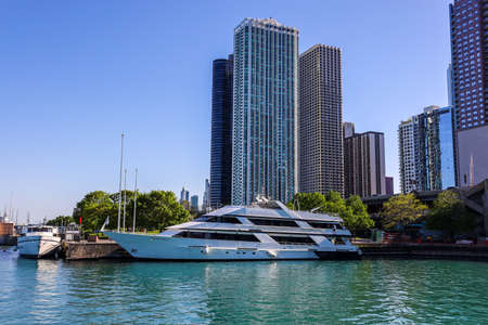 CHICAGO, ILLINOIS - MAY 24, 2019: Sightseeing Boats Take Tourists Down Chicago Riverのeditorial素材